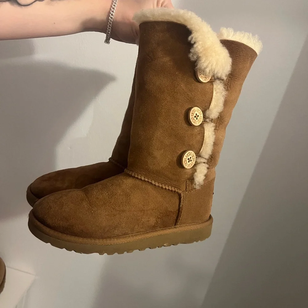 UGGS - Picture 2 of 4